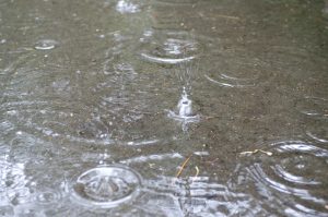 外壁塗装は雨が降ったらどうなるの？工事中止と追加料金の関係